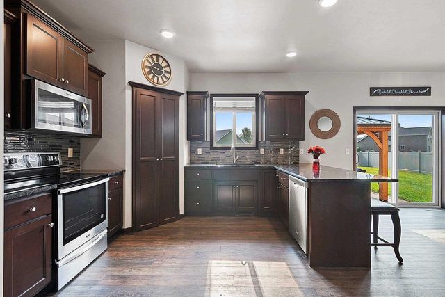512 PEBBLESTONE CIRCLE, Hobart, WI 54155