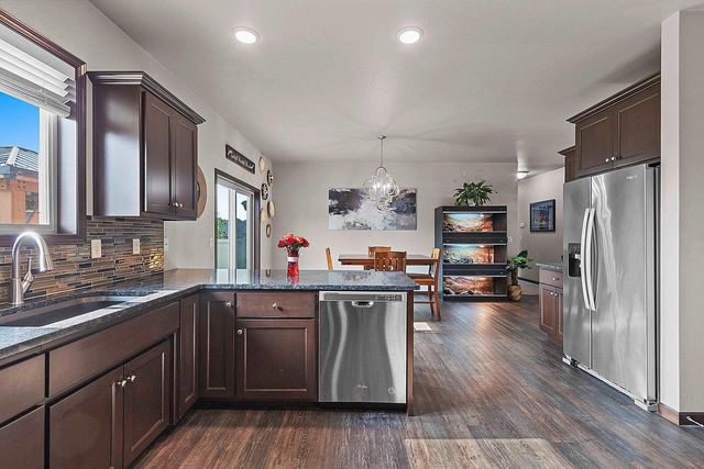 512 PEBBLESTONE CIRCLE, Hobart, WI 54155