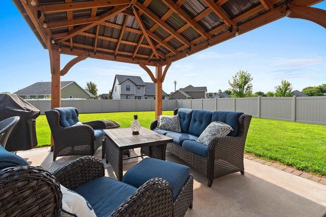 512 PEBBLESTONE CIRCLE, Hobart, WI 54155