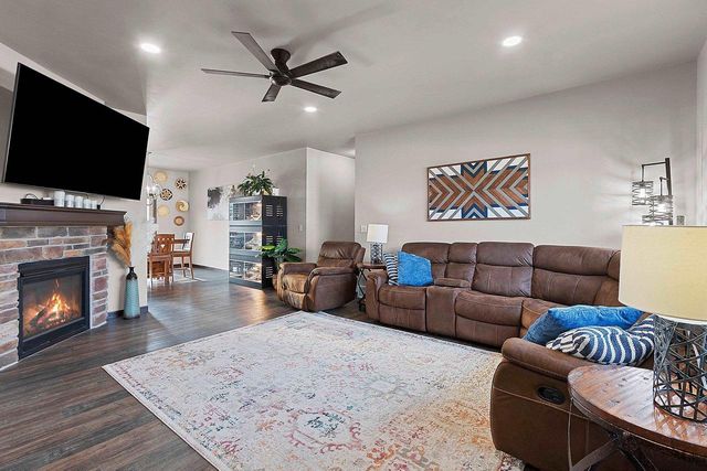 512 PEBBLESTONE CIRCLE, Hobart, WI 54155