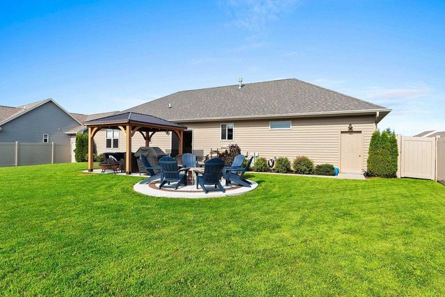 512 PEBBLESTONE CIRCLE, Hobart, WI 54155