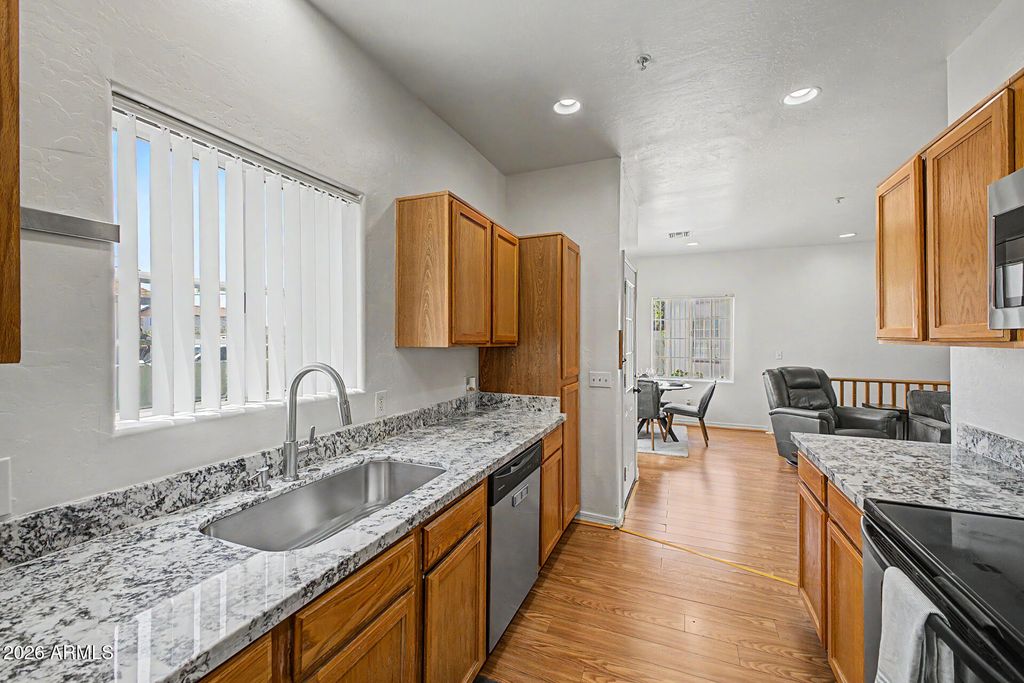 Image 11 of property listing at 2016 S HAMMOND Drive 103, Tempe, AZ 85282