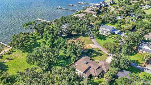 1055 Harbourview Cir, Pensacola, FL 32507