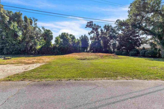 1055 Harbourview Cir, Pensacola, FL 32507