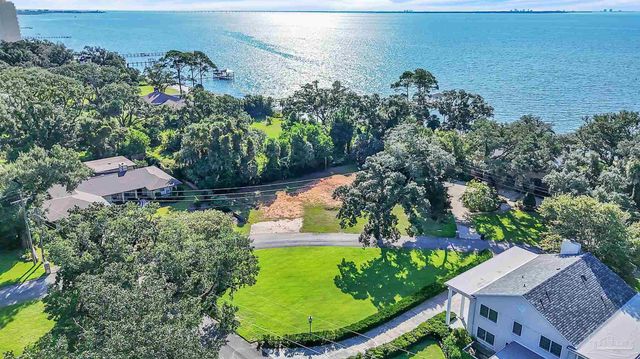 1055 Harbourview Cir, Pensacola, FL 32507