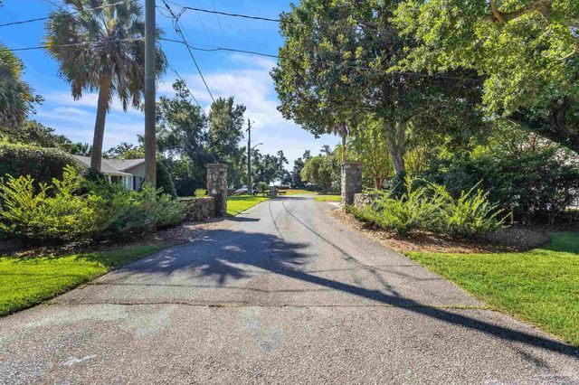 1055 Harbourview Cir, Pensacola, FL 32507