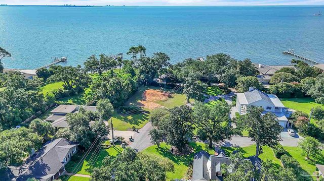 1055 Harbourview Cir, Pensacola, FL 32507