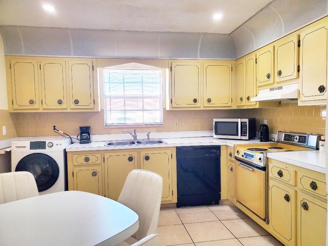 155 Amherst Lane, Lake Worth, FL 33467