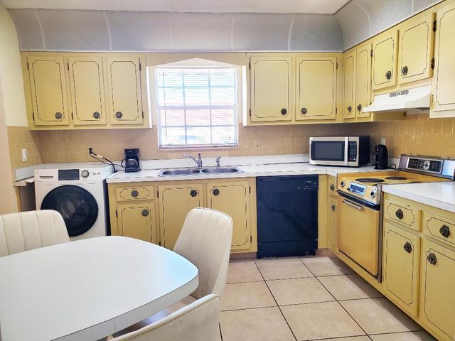 155 Amherst Lane, Lake Worth, FL 33467