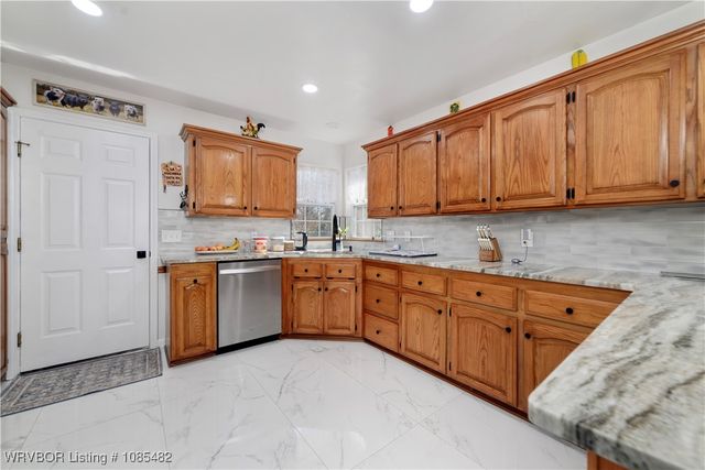 2325 N River Road, Lavaca, AR 72941