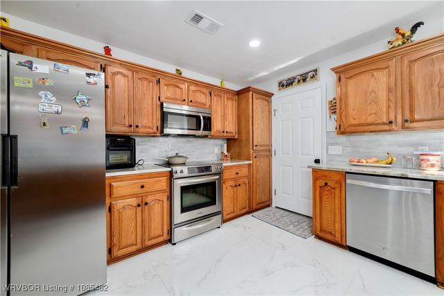 2325 N River Road, Lavaca, AR 72941