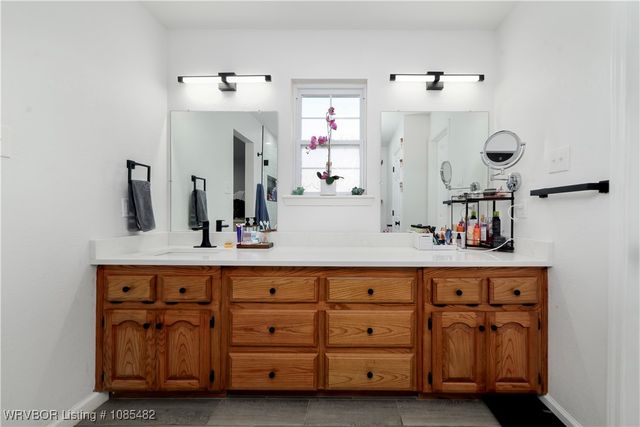 2325 N River Road, Lavaca, AR 72941