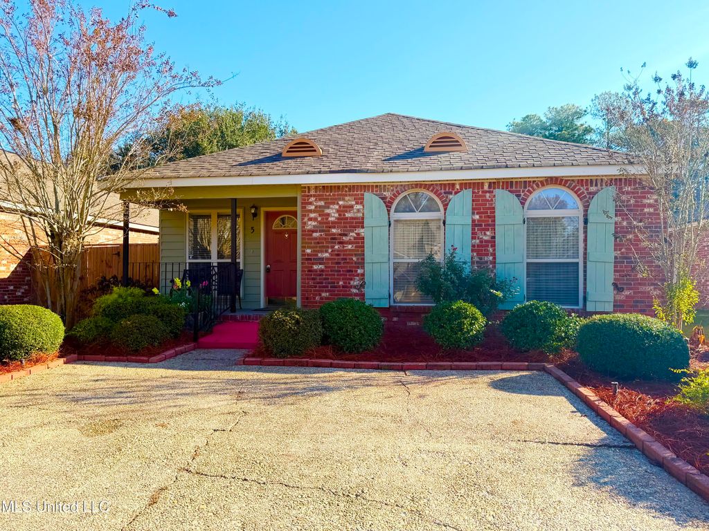 5 Bridgefield Court, Hattiesburg, MS 39402