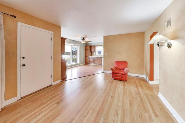 8334 N New England Avenue, Niles, IL 60714