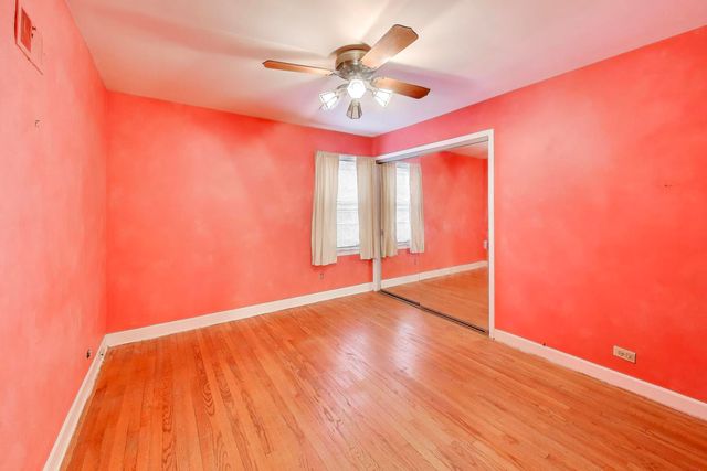 8334 N New England Avenue, Niles, IL 60714