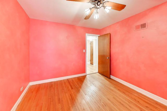 8334 N New England Avenue, Niles, IL 60714