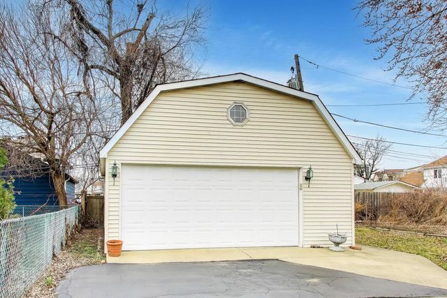 8334 N New England Avenue, Niles, IL 60714