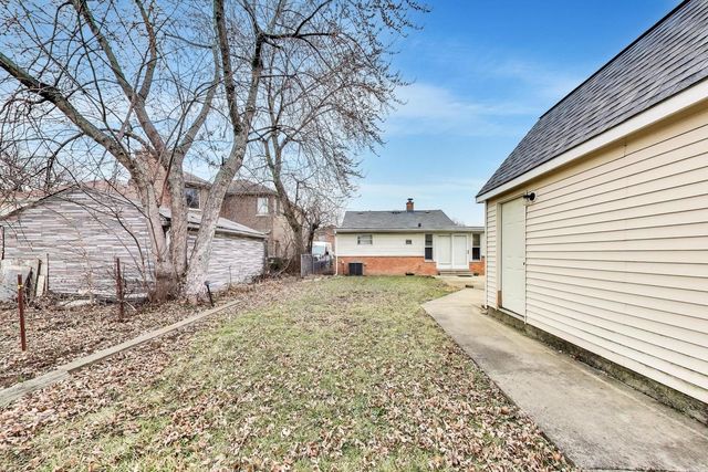 8334 N New England Avenue, Niles, IL 60714