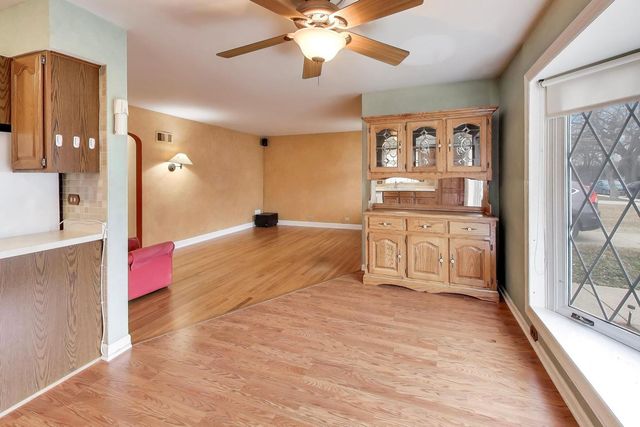 8334 N New England Avenue, Niles, IL 60714