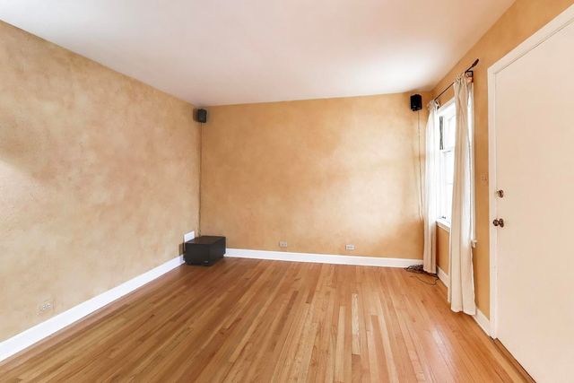 8334 N New England Avenue, Niles, IL 60714