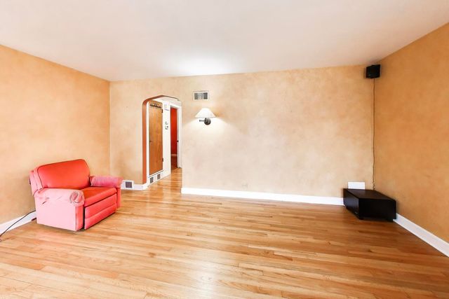 8334 N New England Avenue, Niles, IL 60714