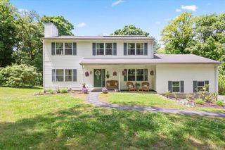 27 Pugsley Parkway, Cortlandt Manor, NY 10567