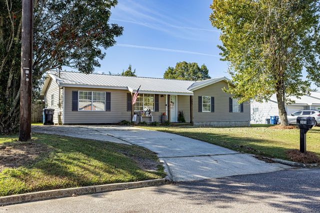 205 Petunia, Taylor, AL 36301