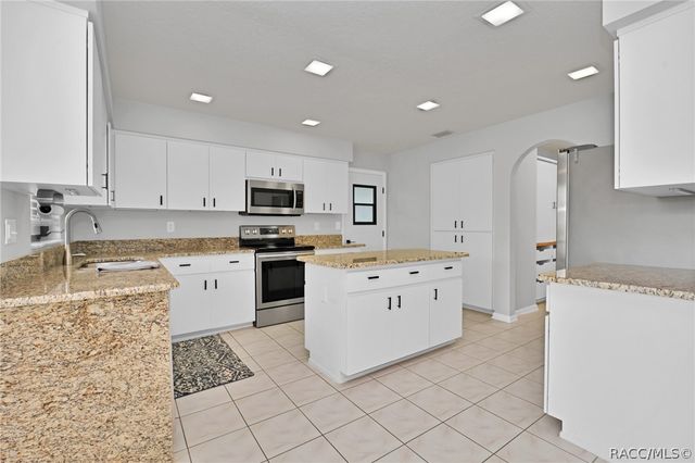 8 W Winged Foot Court, Homosassa, FL 34446