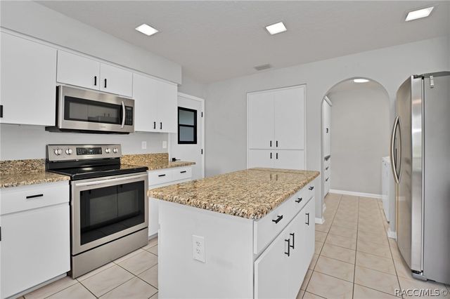 8 W Winged Foot Court, Homosassa, FL 34446