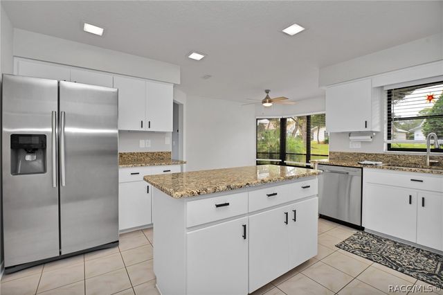 8 W Winged Foot Court, Homosassa, FL 34446
