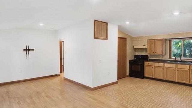 1004 S Pleasantview Drive, Tuscola, IL 61953