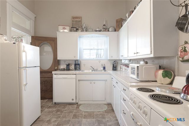 606 S Key Avenue, Lampasas, TX 76550