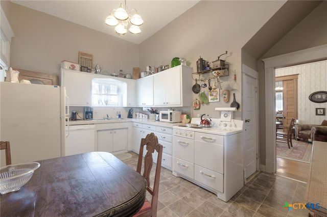 606 S Key Avenue, Lampasas, TX 76550