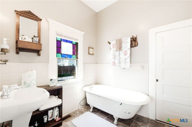 606 S Key Avenue, Lampasas, TX 76550