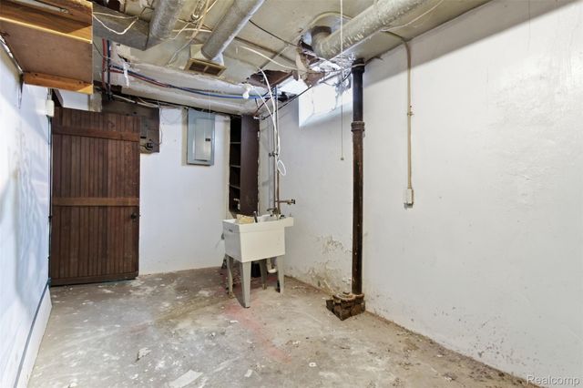 17206 Snowden Street, Detroit, MI 48235