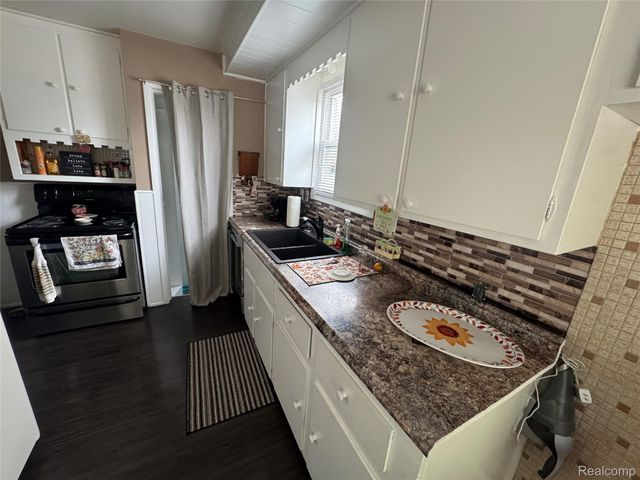 1930 Leblanc Avenue, Lincoln Park, MI 48146