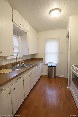 2074 N Center Road, Burton, MI 48509