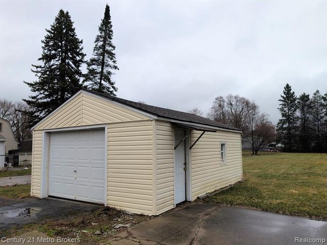 2074 N Center Road, Burton, MI 48509