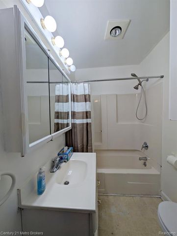 2074 N Center Road, Burton, MI 48509