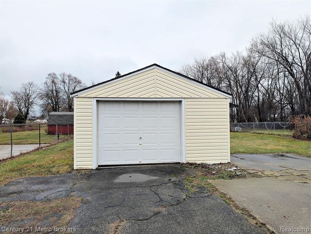 2074 N Center Road, Burton, MI 48509