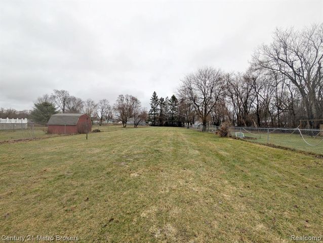 2074 N Center Road, Burton, MI 48509