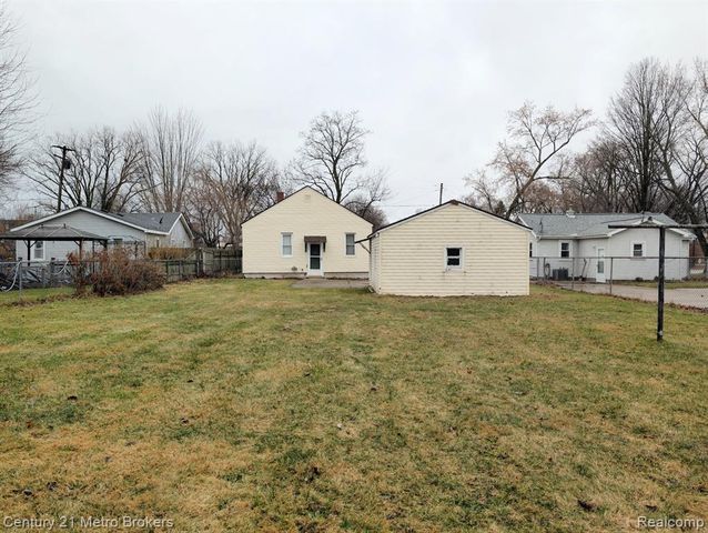 2074 N Center Road, Burton, MI 48509