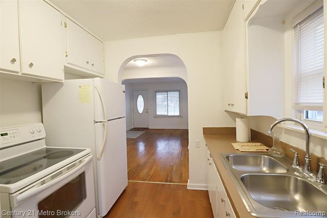 2074 N Center Road, Burton, MI 48509