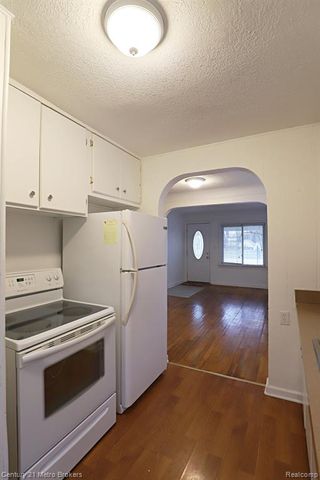 2074 N Center Road, Burton, MI 48509