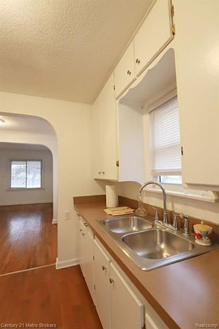 2074 N Center Road, Burton, MI 48509