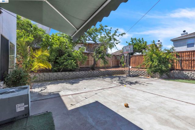 5059 Glenhollow Way, Antioch, CA 94531