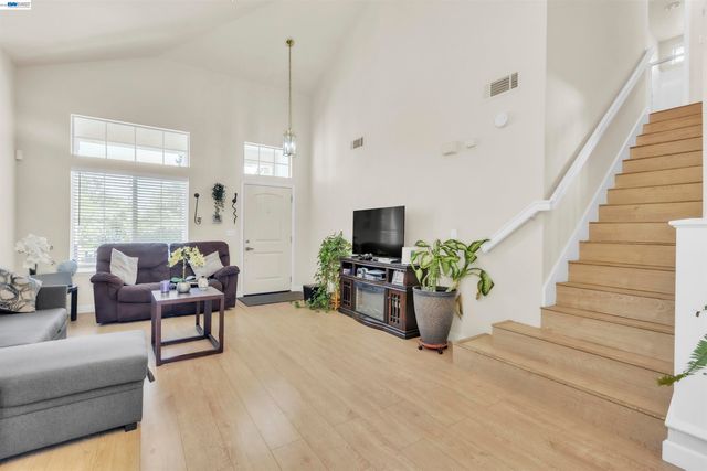 5059 Glenhollow Way, Antioch, CA 94531