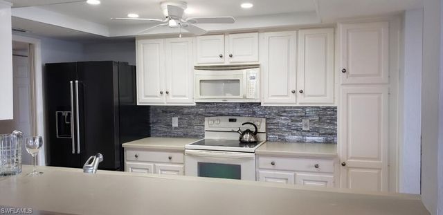 15 Bluebill AVE 406, Naples, FL 34108