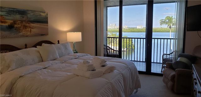 15 Bluebill AVE 406, Naples, FL 34108