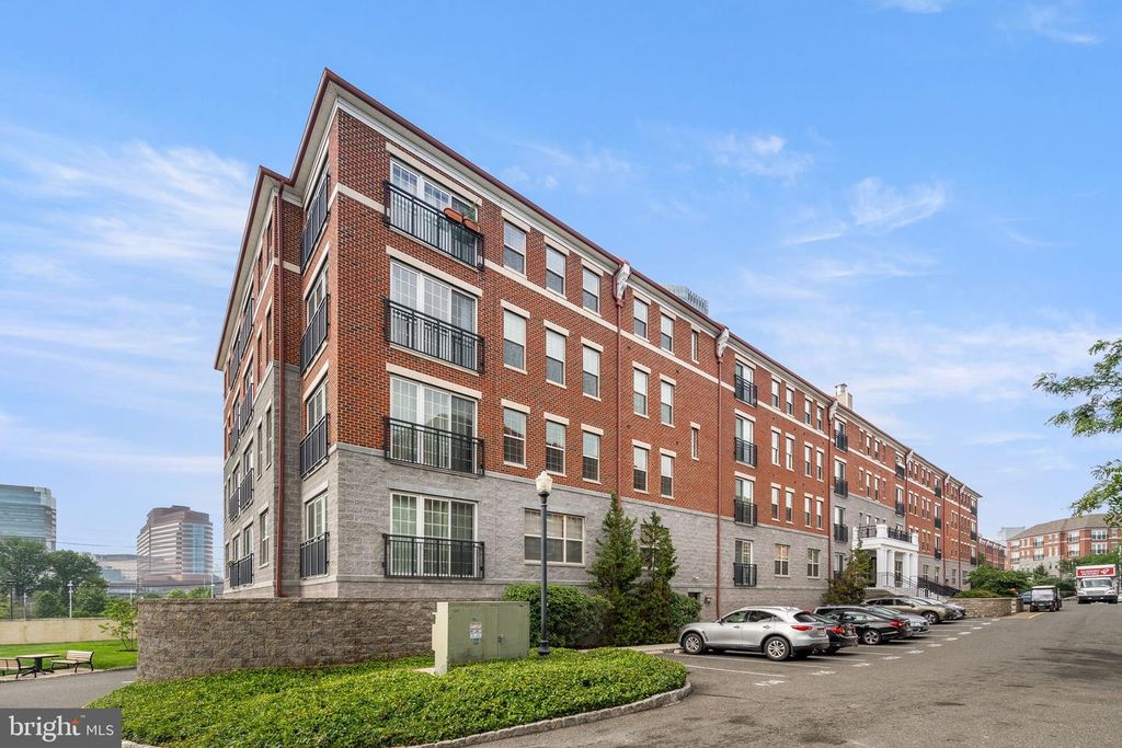 700 COMMODORE CT #2727, PHILADELPHIA, PA 19146 — exterior
